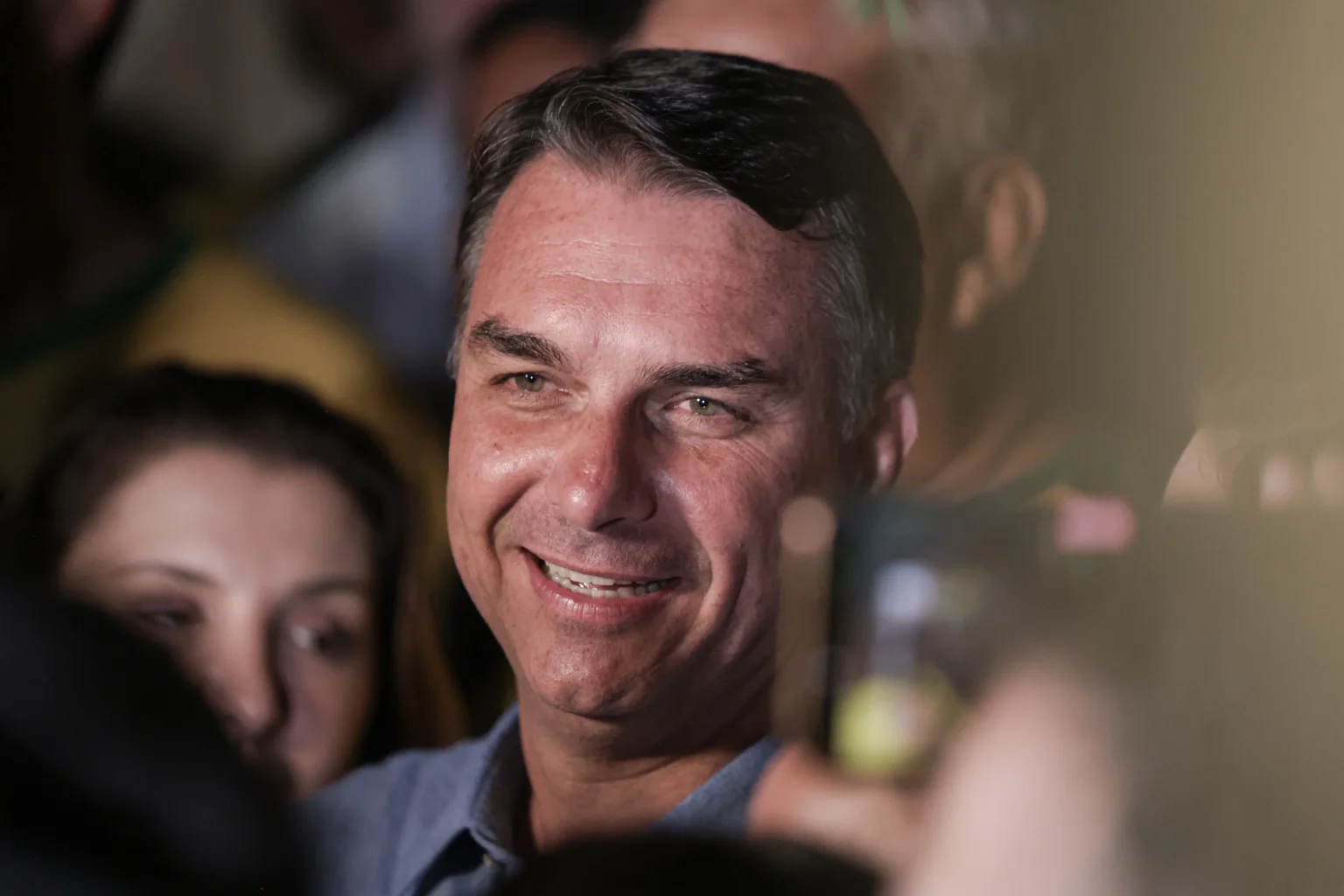 Flávio Bolsonaro recebe apoio de partidos e fala em mudar Constituição