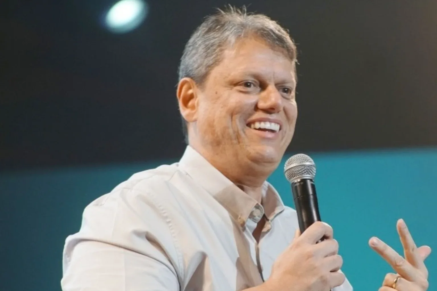 Tarcísio de Freitas é reeleito governador de São Paulo no 1º turno