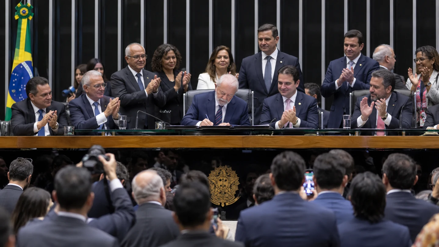 Imagem editorial representando: Congresso promulga PEC que extingue a escala 6×1 e altera jornada de trabalho